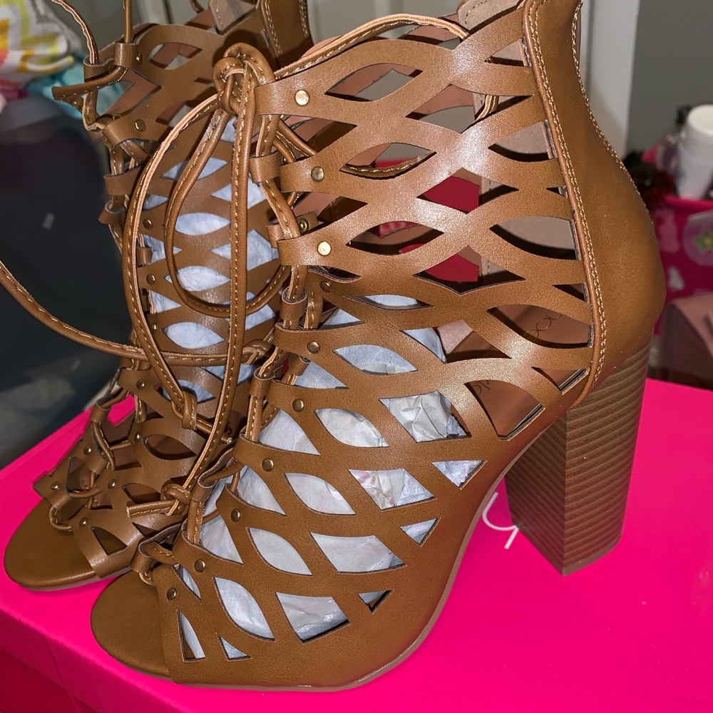 Shoe dazzle cognac heeled sandals